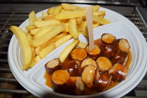 Das Foto Food 5 zeigt eine Geflügelcurrywurst mit Pommes.