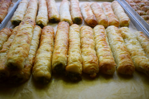 Das Foto Food 12 zeigt ein Blech voller Zigarrenbörek.