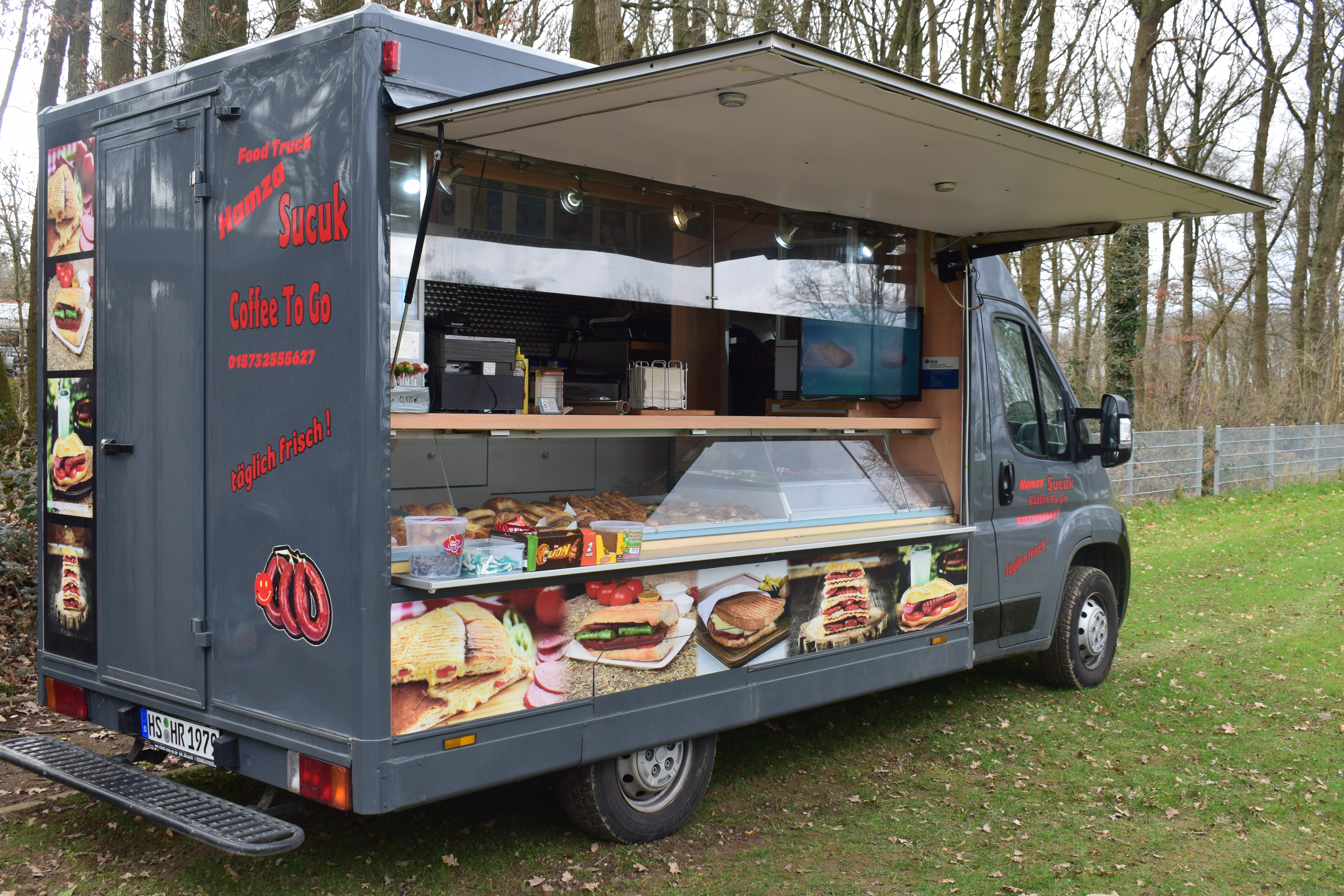 Ein Blick auf den geöffneten Foodtruck Hamza